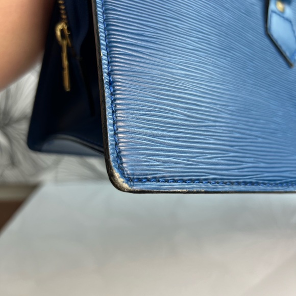 Set Luis Vuitton Epi Triangle Bag - Picture 6 of 16